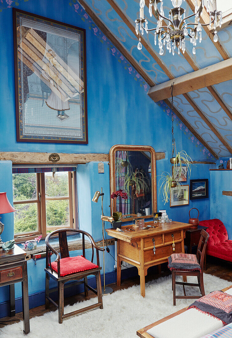 Gerahmtes Kunstwerk im blauen Schlafzimmer eines Bauernhauses in Herefordshire, UK