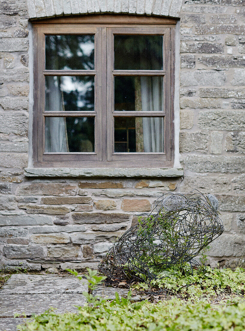Holzfenster in einem Bauernhaus aus Stein in Herefordshire, UK