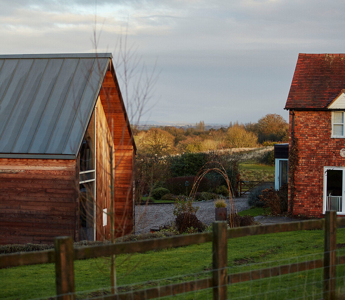 Moderner Scheunenumbau mit gemauertem Bauernhaus im ländlichen Worcestershire, England, UK