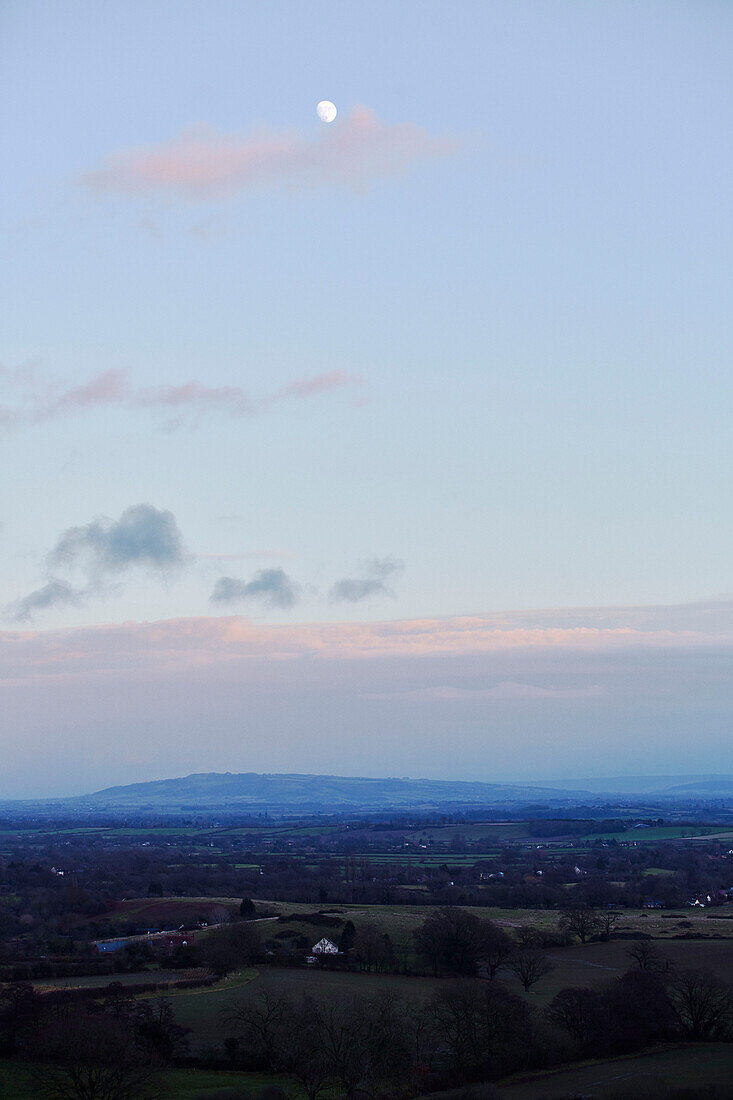 Mond am Himmel über der Landschaft von Worcestershire, England, UK