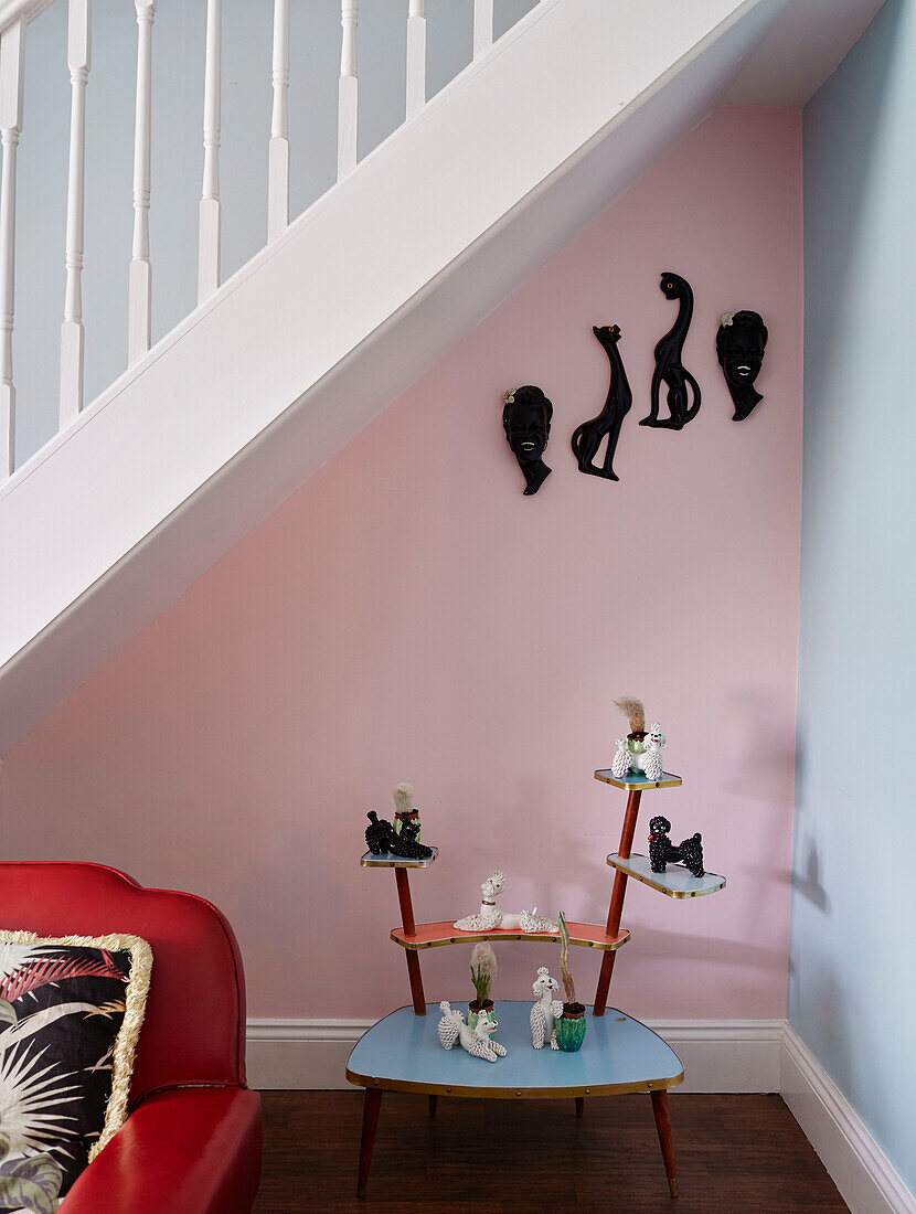 Ornamente auf einem Beistelltisch unter einer Treppe in einem Haus in der Grafschaft Durham, Nordostengland, UK