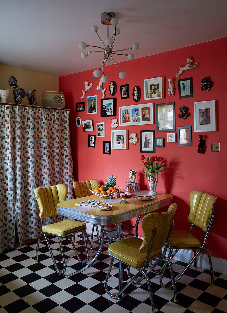 Gelber Ledertisch und Stühle mit schwarz-weißem Boden und Bilderwand in einem Haus in der Grafschaft Durham, Nordostengland, UK