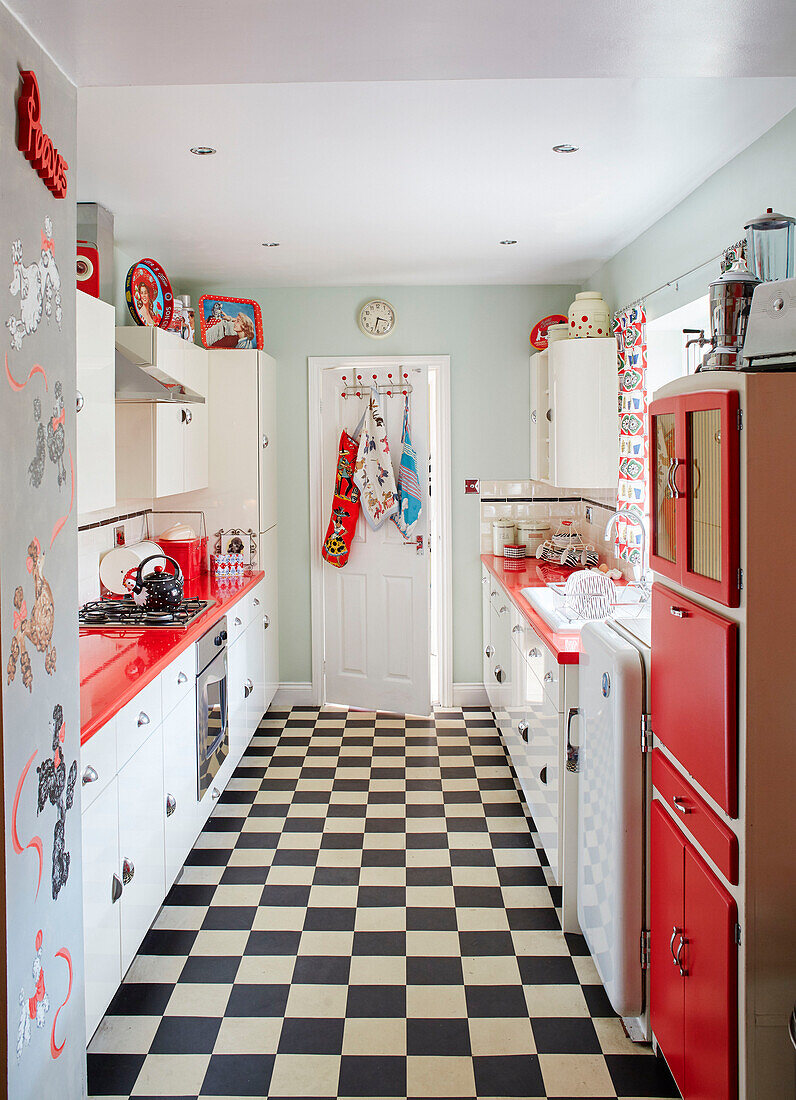 Rot-weiße Küche im Stil der 1950er Jahre mit schwarz-weißem Boden in einem Haus in der Grafschaft Durham, Nordostengland, UK