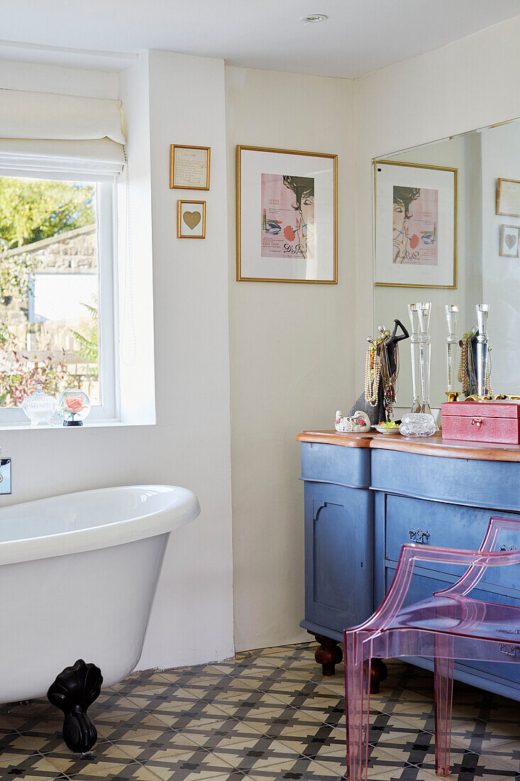 Blauer Schminktisch mit Spiegel und Plexiglas-Stuhl in einem gefliesten Badezimmer in einem Haus in Yorkshire, England