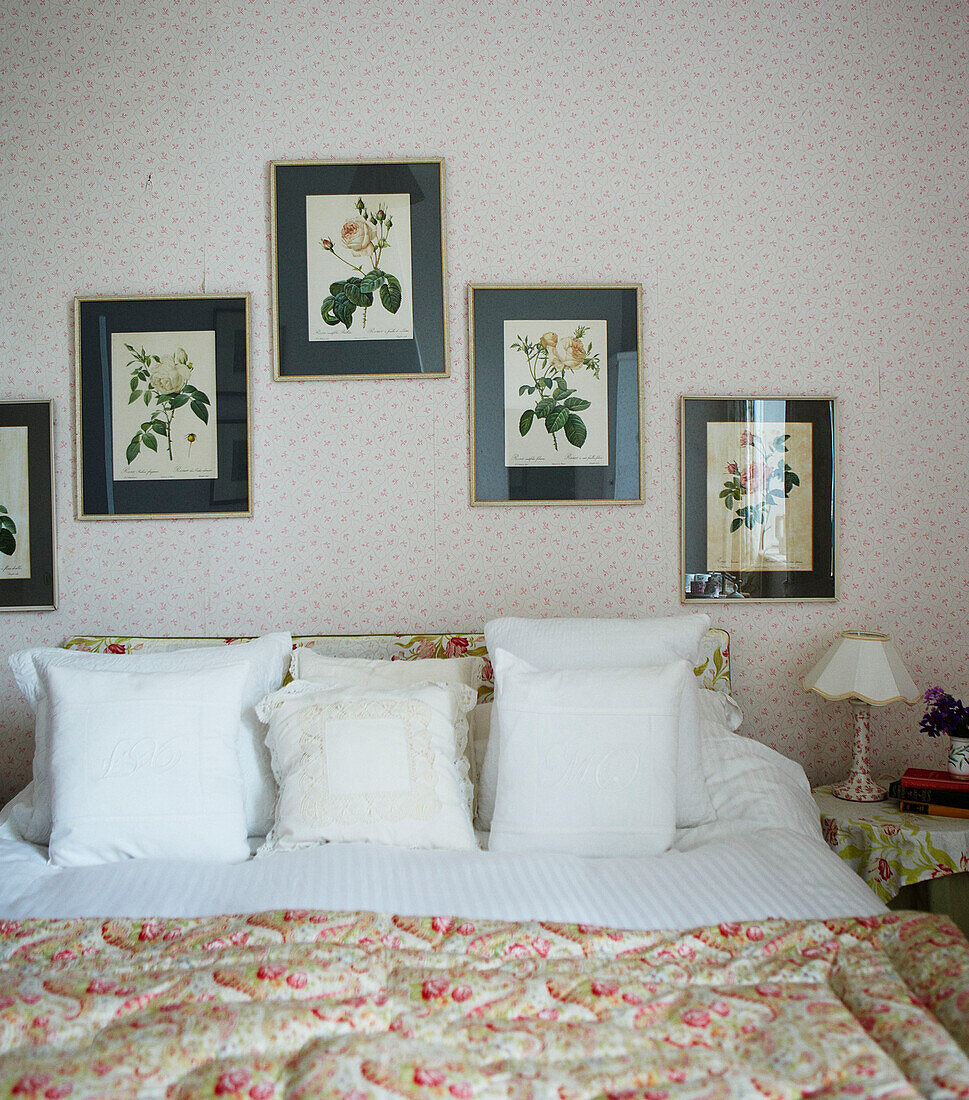 Botanische Motive über einem Bett mit Steppdecke in einem Haus in Syresham, Northamptonshire, UK