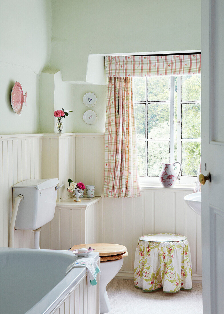 Hellgrünes Badezimmer mit Nut- und Feder-Dekor in einem Haus in Syresham, Northamptonshire, UK