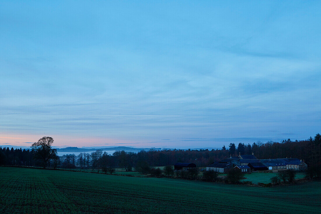 Landwirtschaftliches Feld und Bauernhaus in Northumberland, UK