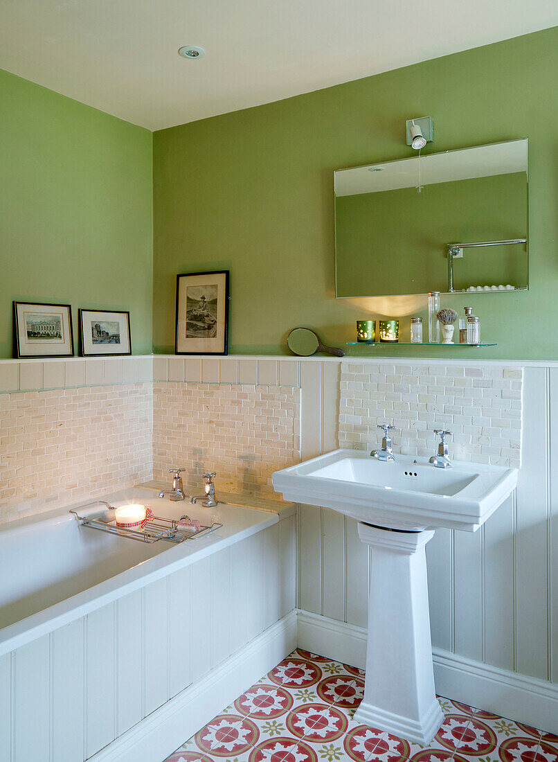 Spiegel über dem Waschbecken mit Badewanne in einem Bauernhaus in Northumberland, UK