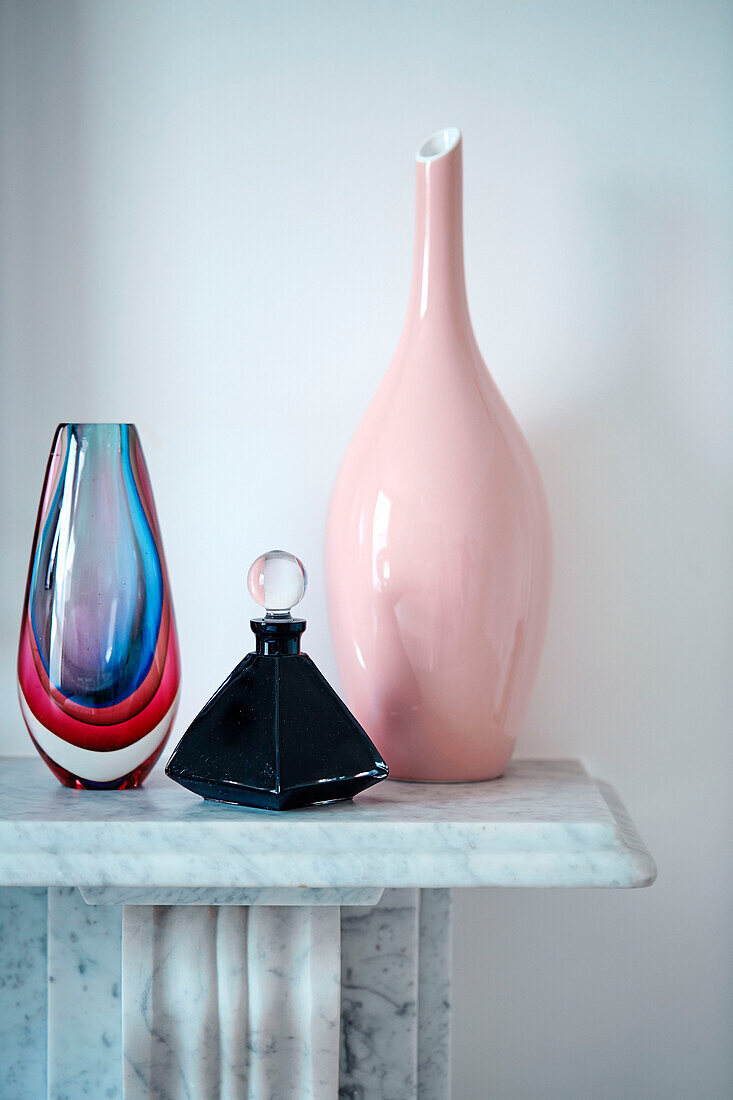 Sammlung von Vasen auf dem Kaminsims in einem Haus im Südosten Londons, UK