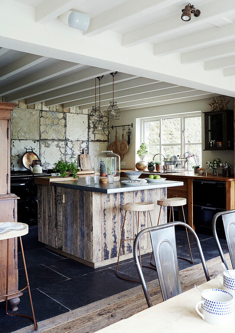 Moderne rustikale offene Küche mit Hockern an der Kochinsel in einem Haus in Devon, UK