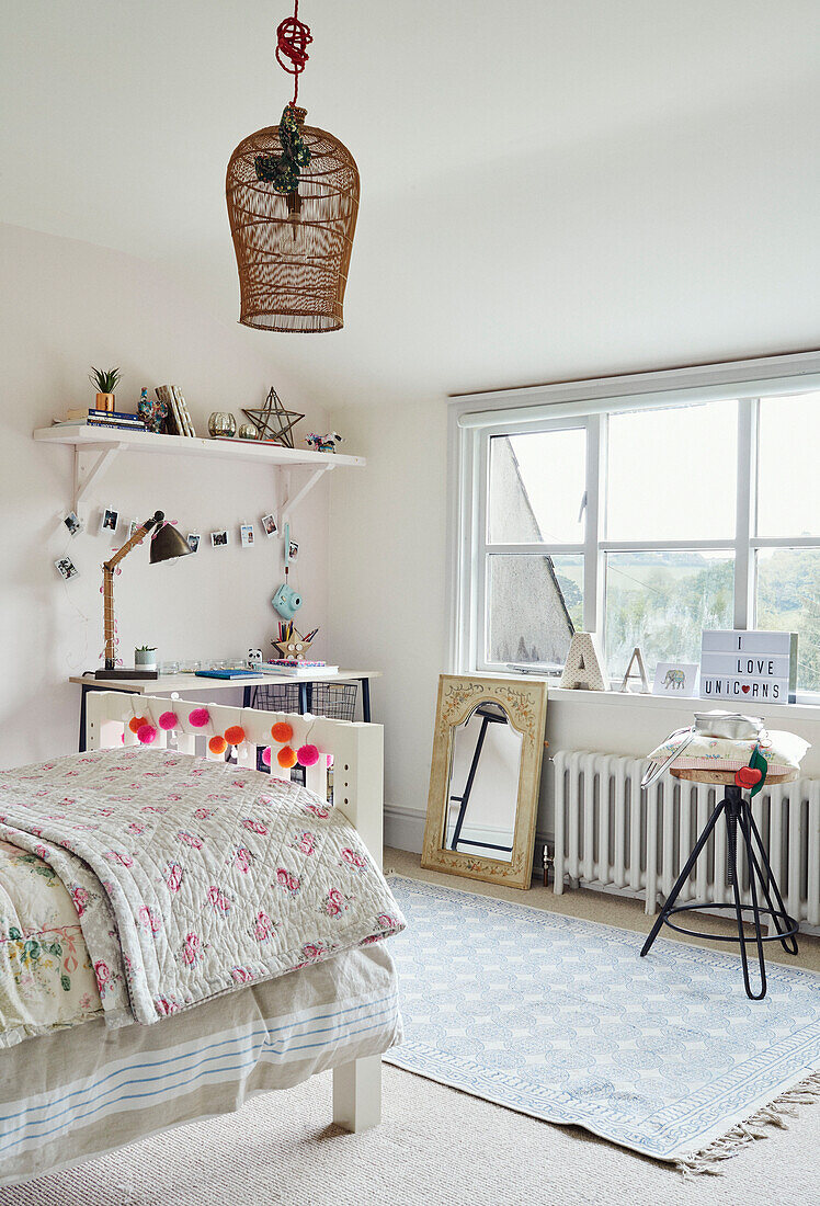 Geblümte Steppdecke auf dem Einzelbett eines Mädchenzimmers in einem Haus in Devon, UK