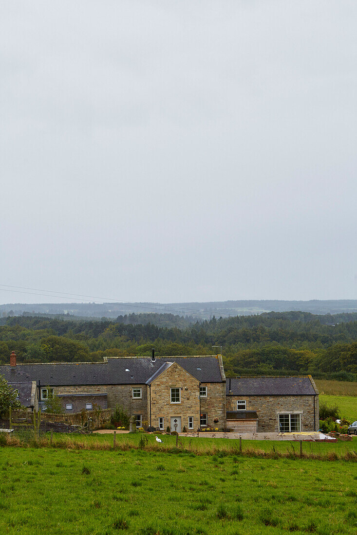 Bauernhaus aus Stein in der Landschaft von Northumberland, UK