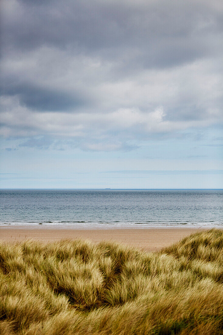 Blick auf das Meer an der Küste von Northumberland, UK
