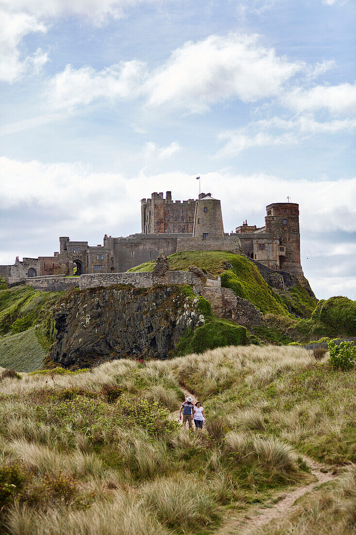 Paar beim Spaziergang in Bamburgh Castle, Northumberland, UK