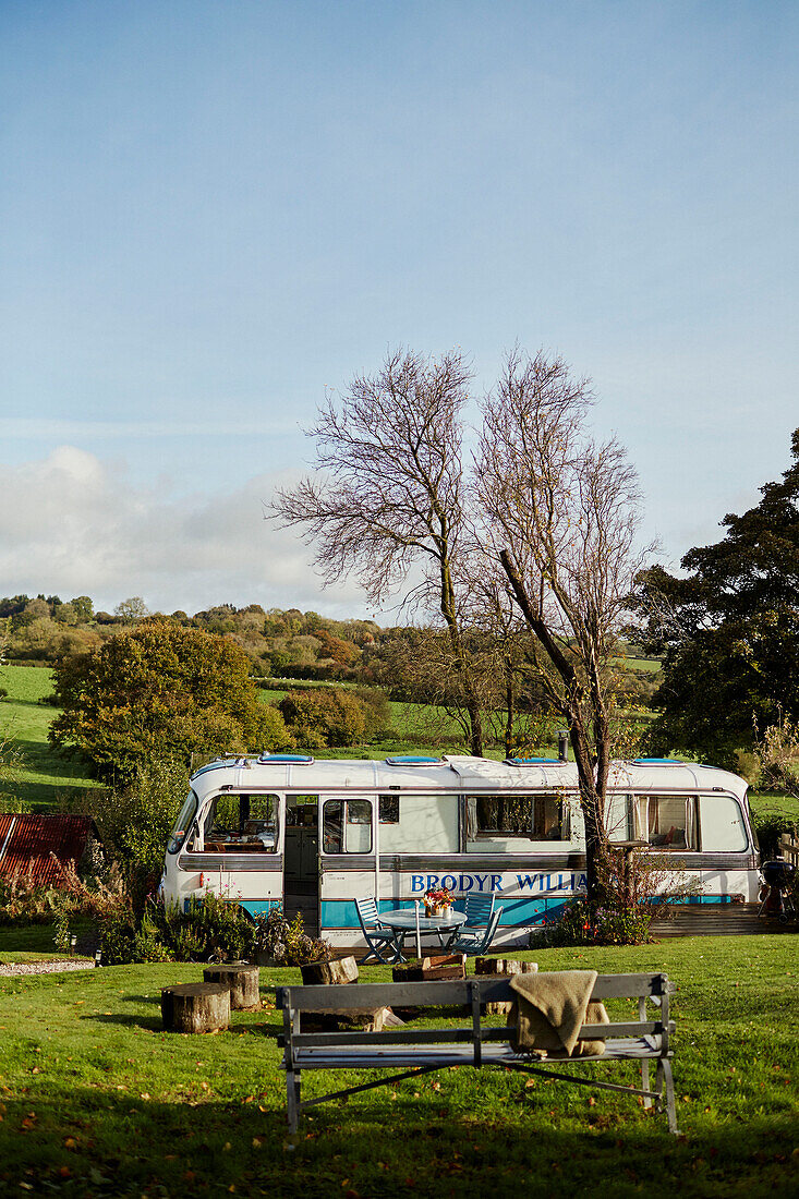 Majestic-Bus in Gartenlandschaft bei Hay-on-Wye, Wales, UK