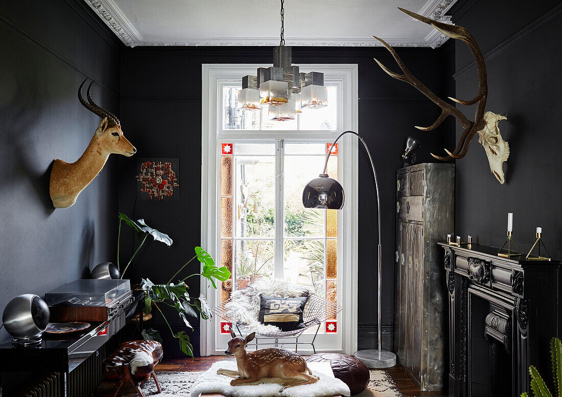 Tierköpfe und Plattenspieler mit Bogenlampe in einem Haus in Ramsgate, Kent, UK