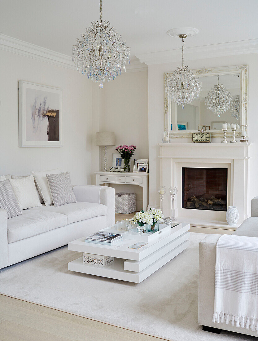 Weißes Sofa mit Glaskronleuchter und niedrigem Couchtisch in einem Haus in York, UK
