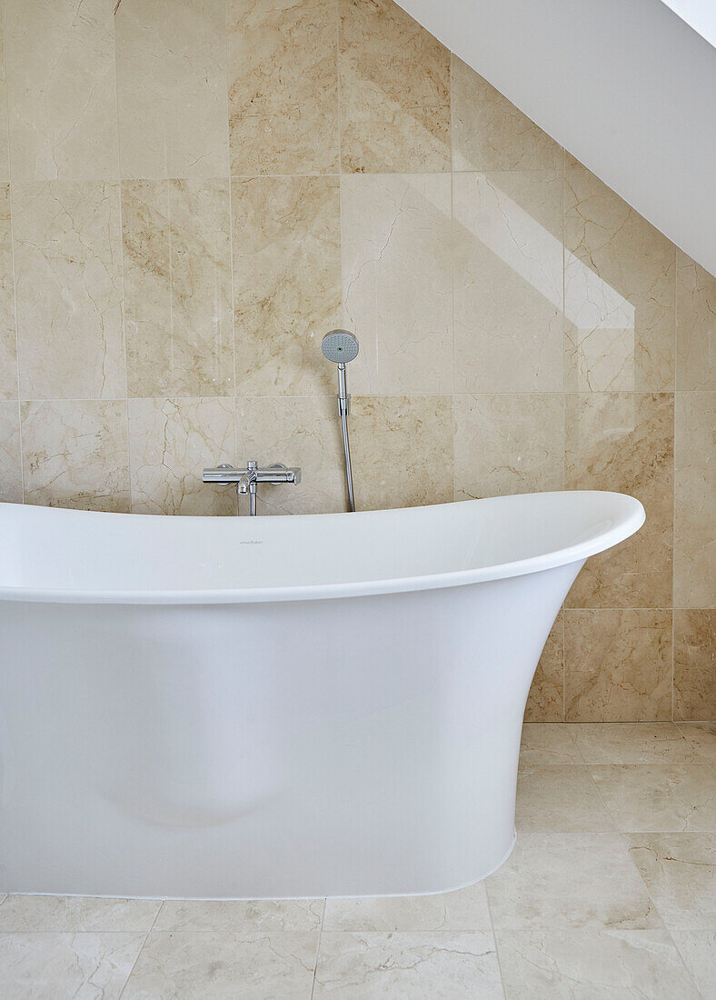 Freistehende Badewanne mit Marmorverkleidung in einem Haus in York, UK