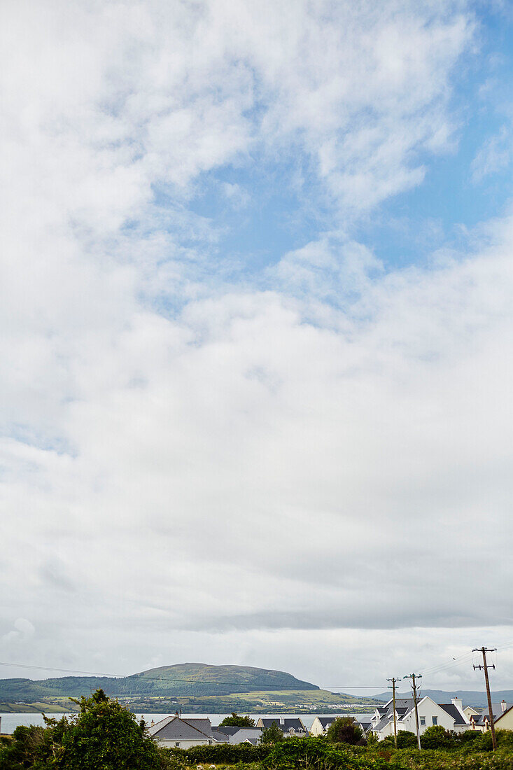 Dächer einer Küstengemeinde unter weitem Himmel in Sligo, Irland