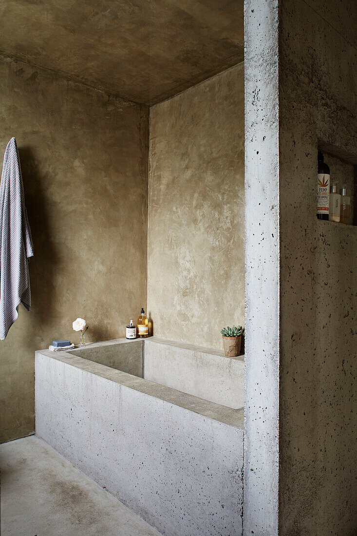 Betonbadewanne mit Handtuch in einem Haus in Sligo, Irland