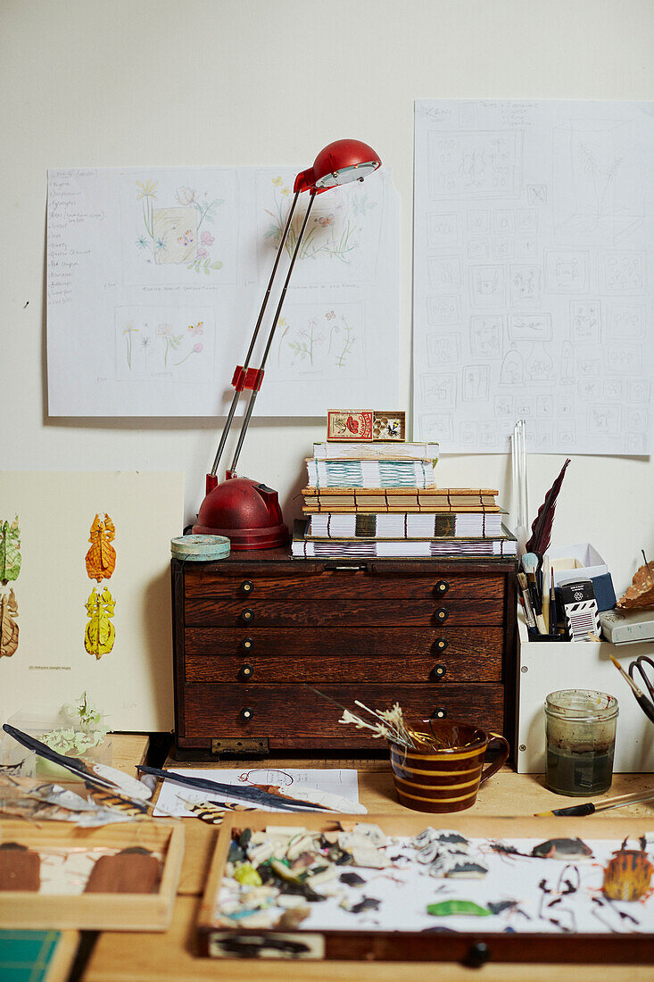 Lampe und Schubladen auf einem Schreibtisch in einem Künstleratelier in Gladestry an der Grenze zu Südwales
