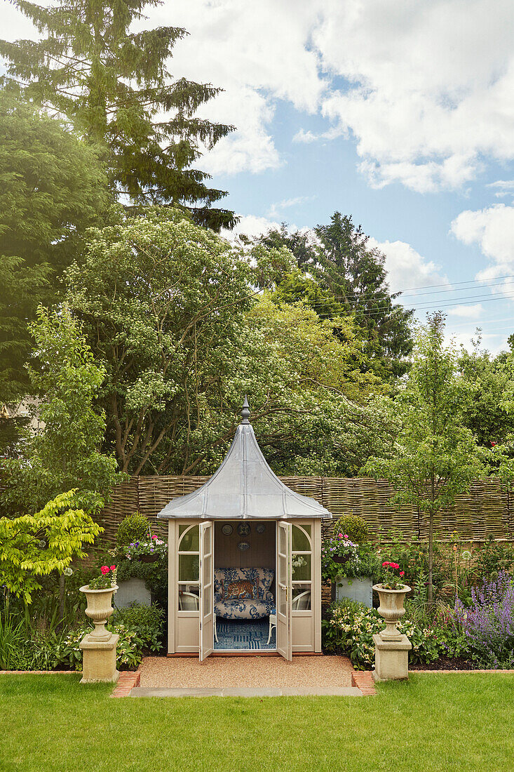 Gartenhaus-Pavillon im Garten in den Cotswolds, UK
