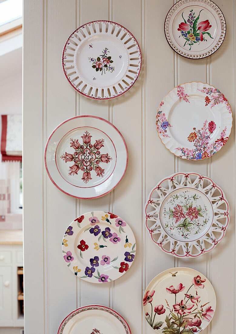 Sammlung von dekorativen Blumentellern in einem Cottage in den Cotswolds, UK