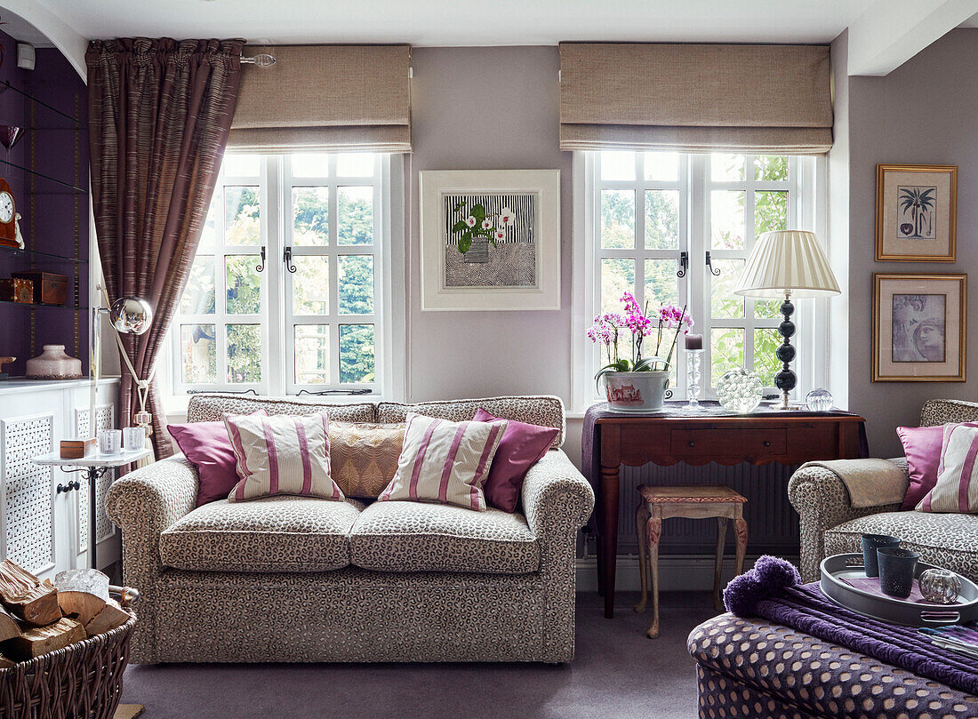 Zweisitziges Sofa am Fenster mit Schreibtisch in einem Cottage in den Cotswolds, UK