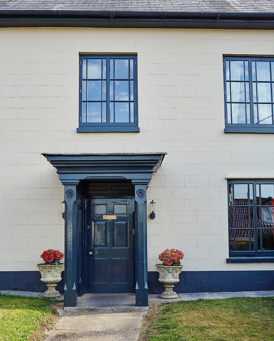 Blau gestrichene Veranda und Fensterrahmen eines Hauses in Devon, UK