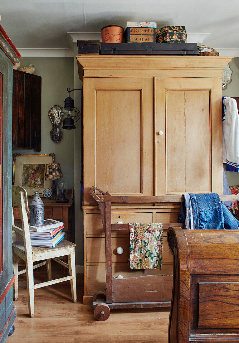 Antike Kleiderstange und Kleiderschrank in einem Schlafzimmer in Somerset, UK