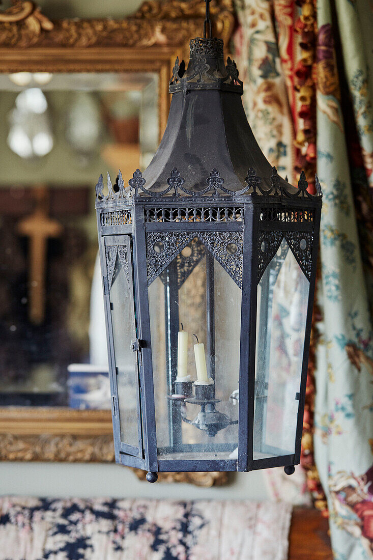 Alte Lampe und vergoldeter Spiegel in einem Haus in Somerset, UK