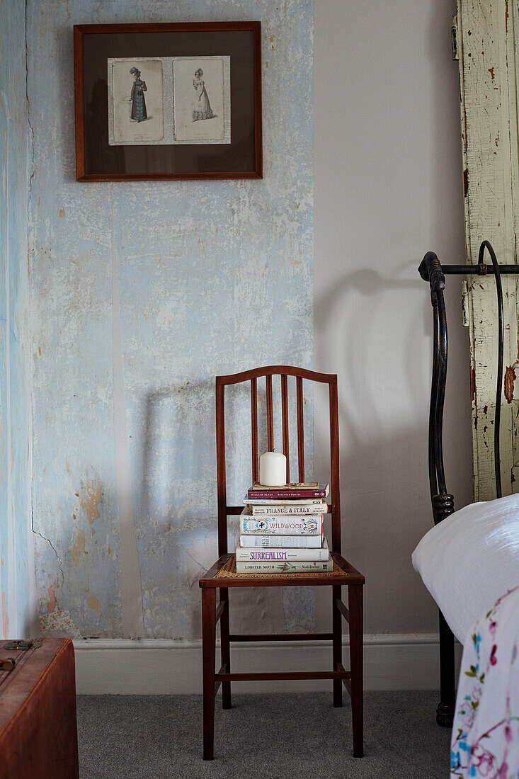 Bücher auf einem Stuhl am Bett in einem Bauernhaus in North Yorkshire, UK