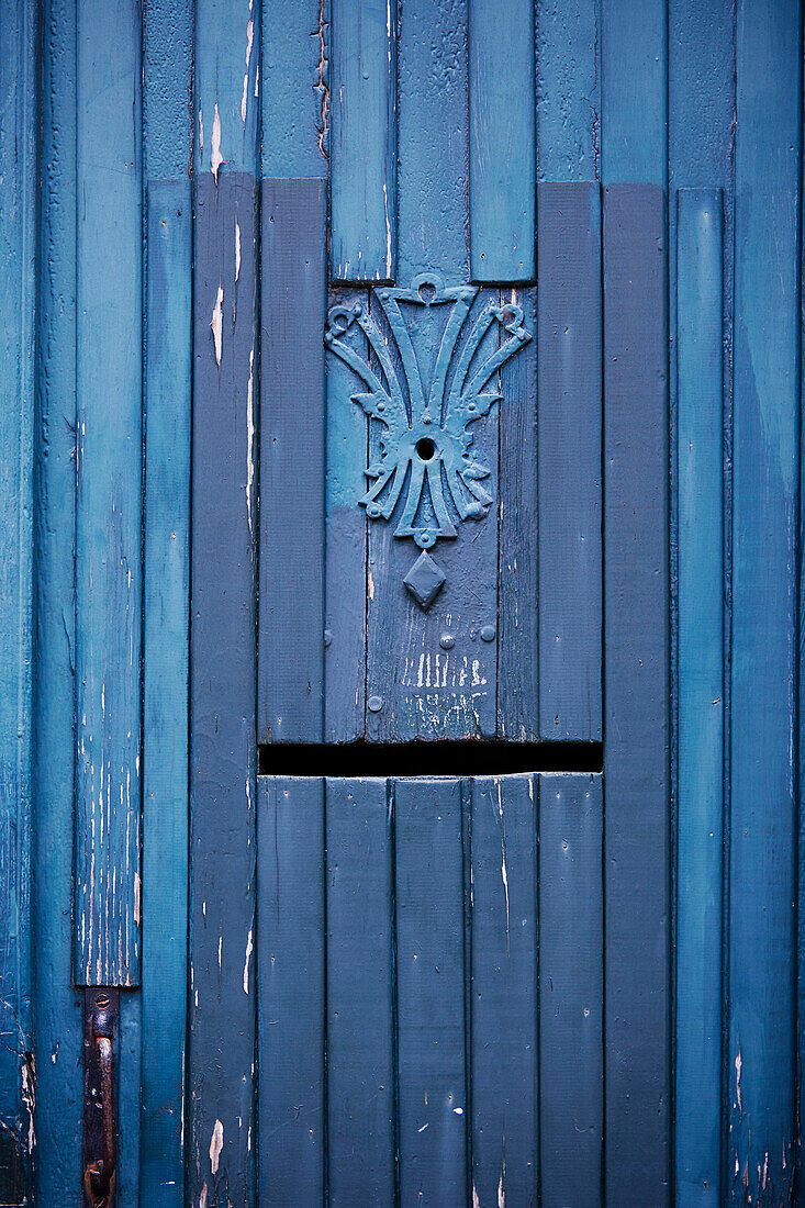 Blau gestrichene Tür in Foix, Ariege, Frankreich