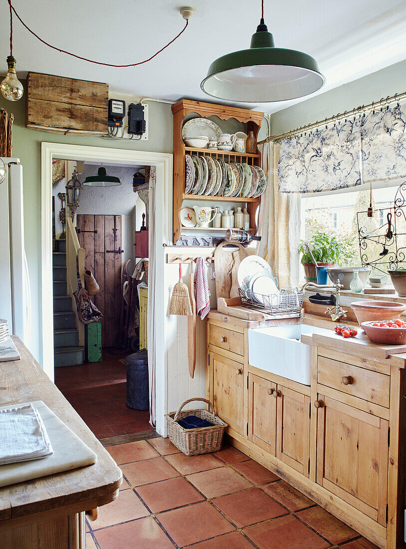Butler-Spüle in Holz-Einbauküche mit wandmontiertem Tellerregal Somerset, UK