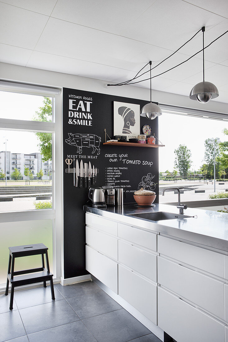 Schwarze Wand im Tafel-Stil in moderner Küche mit bodentiefen Fenstern