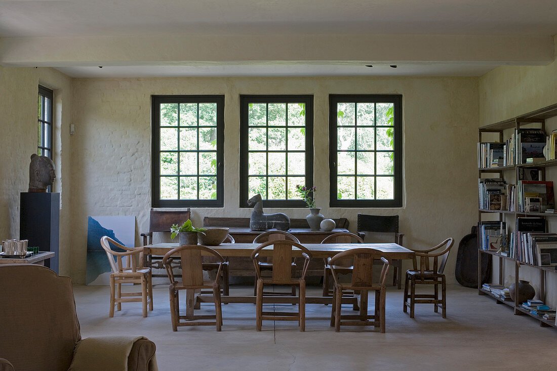 Schlichtes Esszimmer im rustikalen Landhaus mit Sprossenfenstern