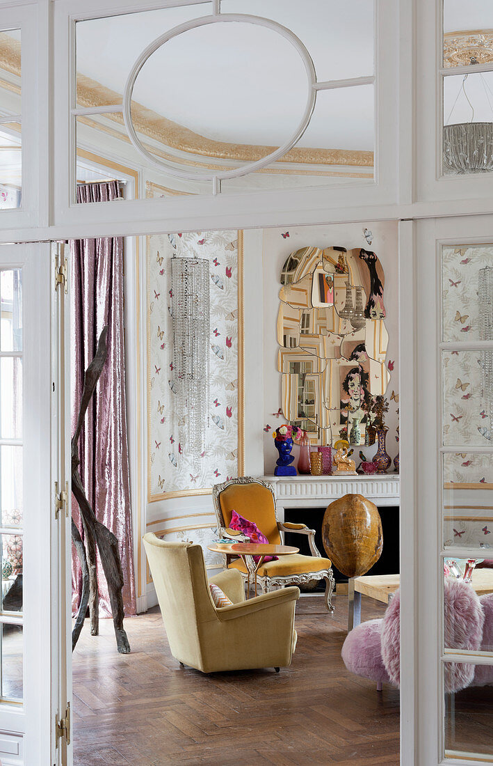 Blick in einen klassischen Salon mit verschiedenen Polstermöbeln