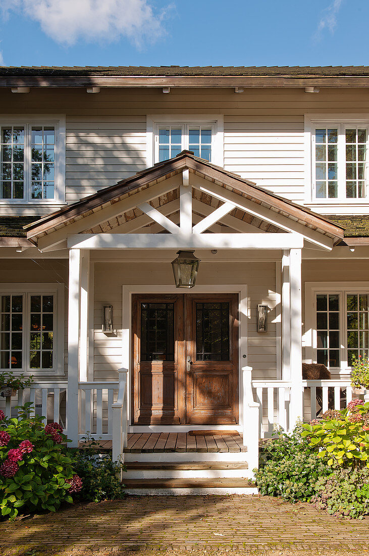 Vordach und Veranda am Holzhaus im amerikanischen Landhausstil
