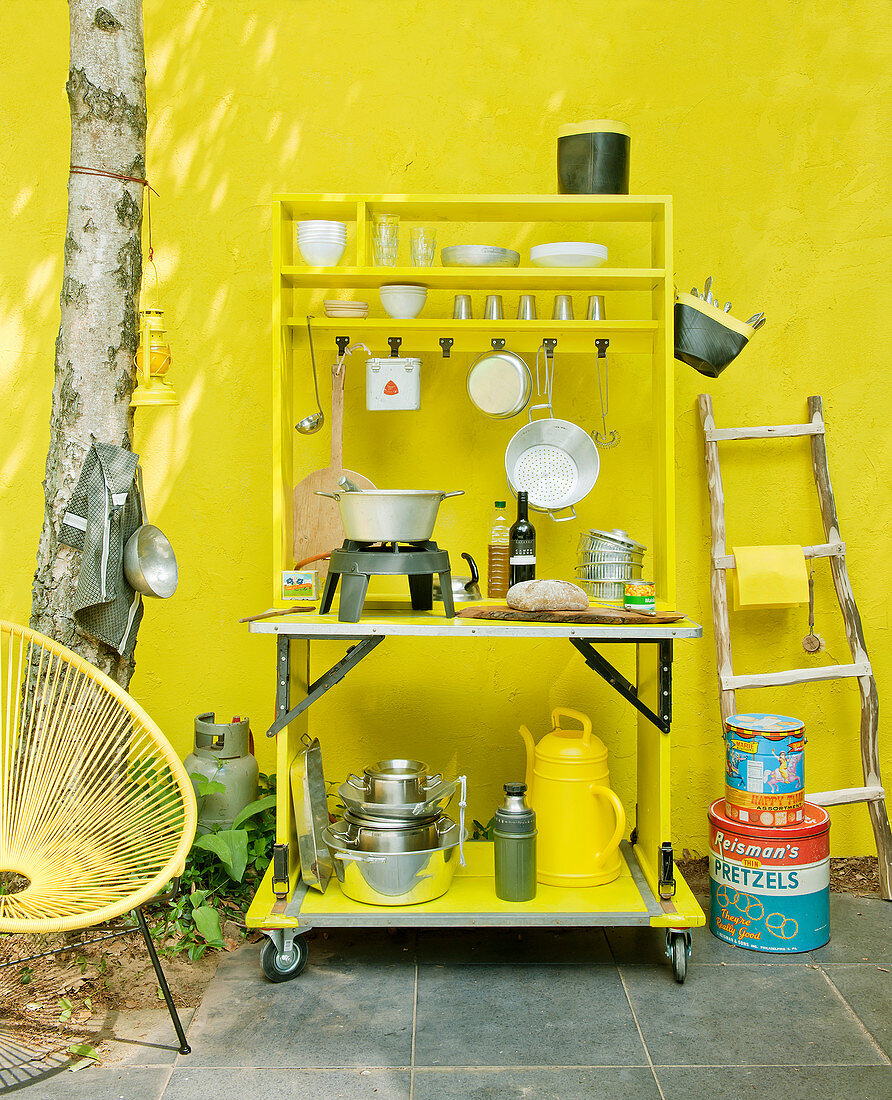 Outdoor-Küche mit Gaskocher vor gelber Wand