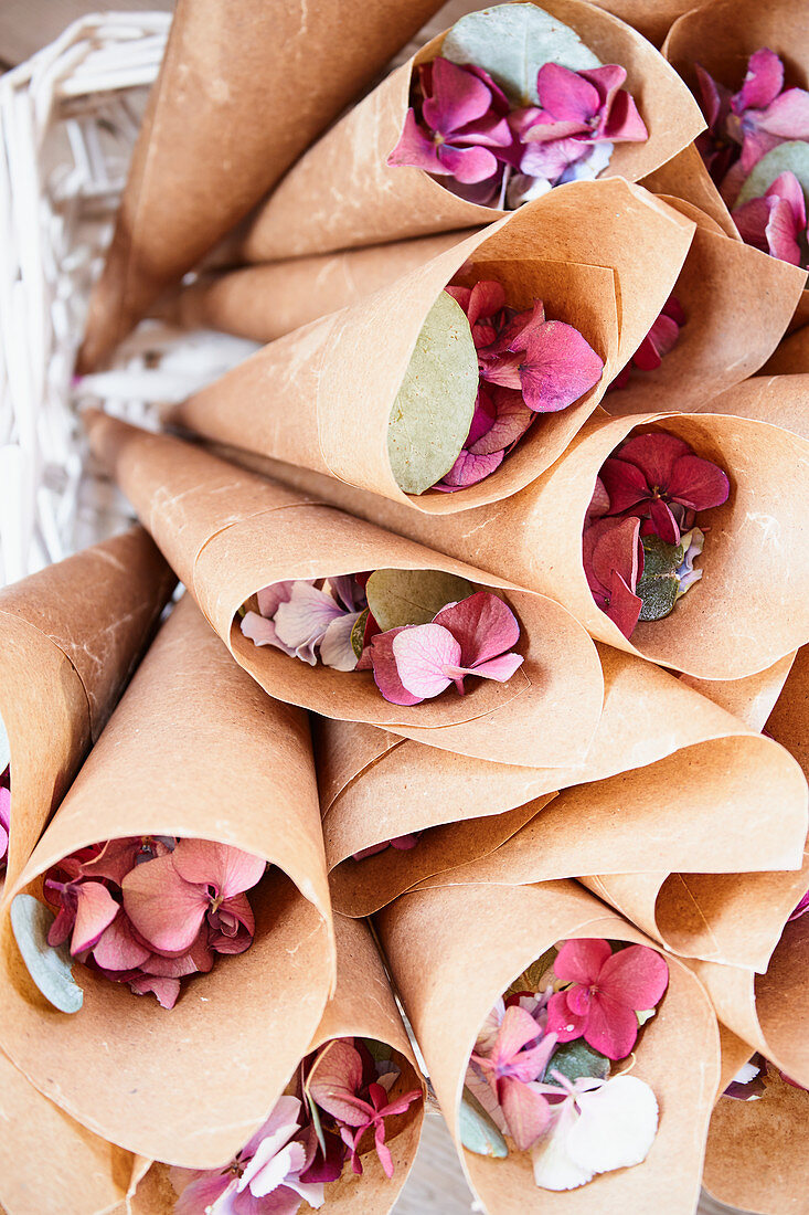 Papiertüten mit Hortensienblüten als Streublumen