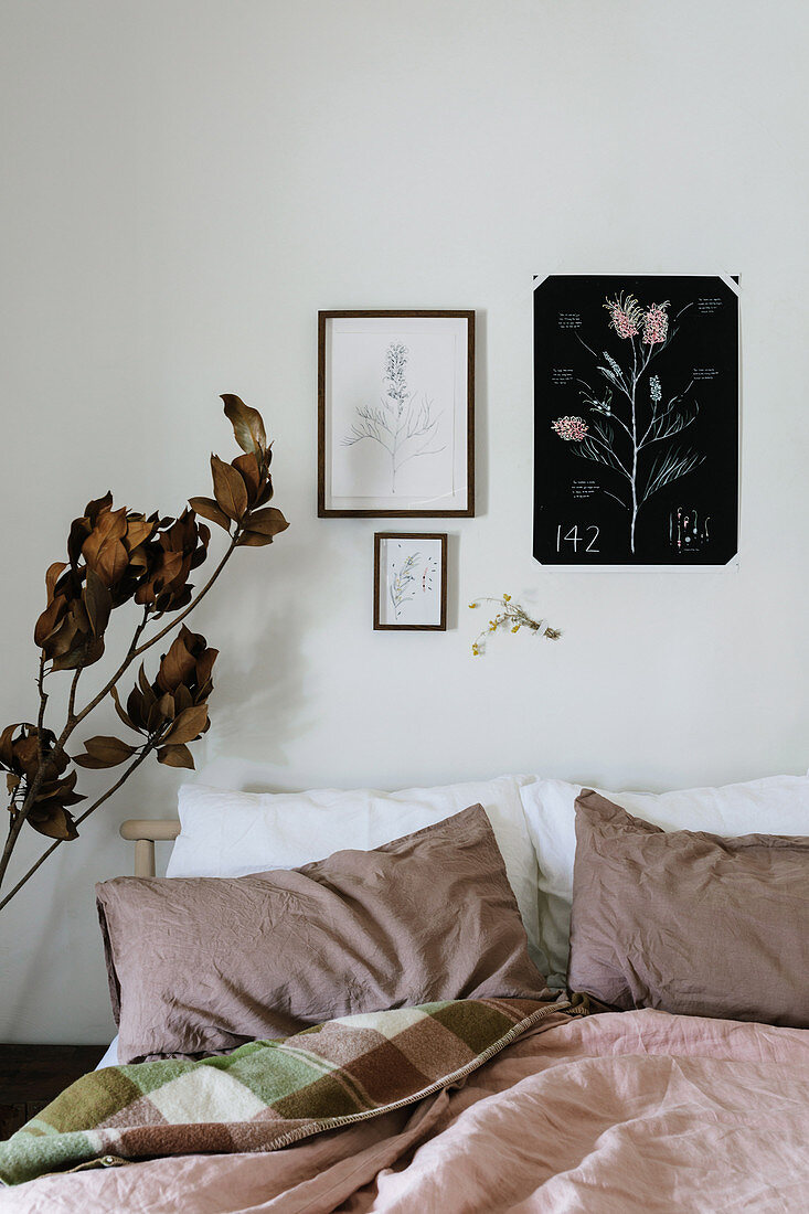 Feminines Schlafzimmer mit botanischen Bildern
