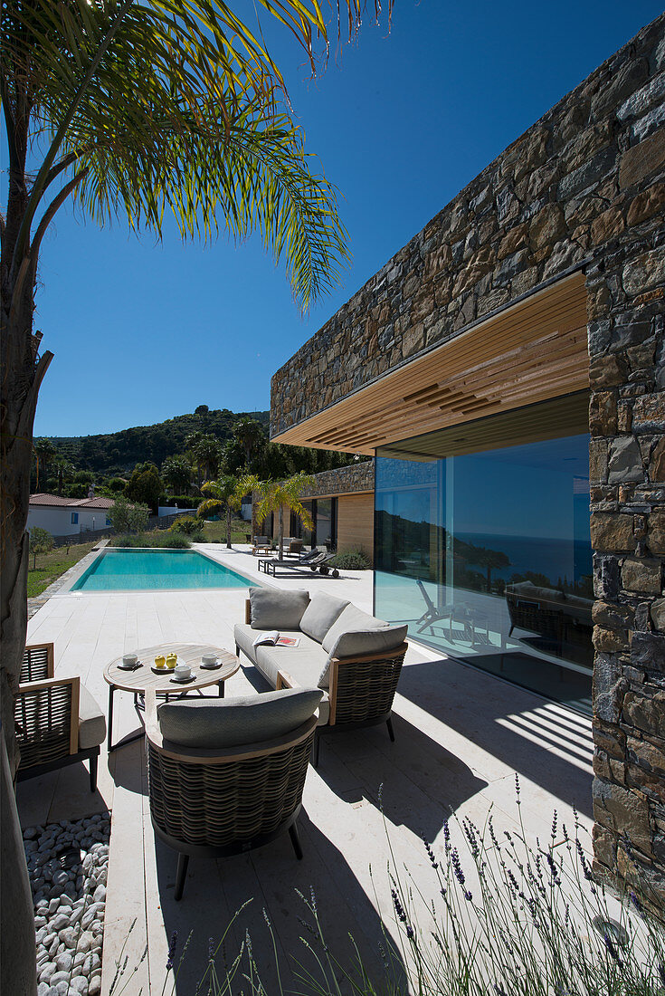 Lounge Möbel auf der Terrasse am modernen Haus mit Swimming Pool