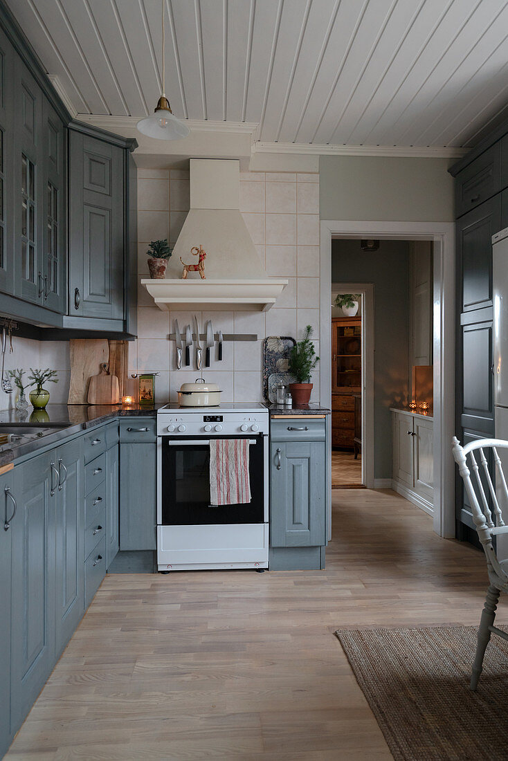 Rustikale Wohnküche im Landhausstil mit grauen Fronten