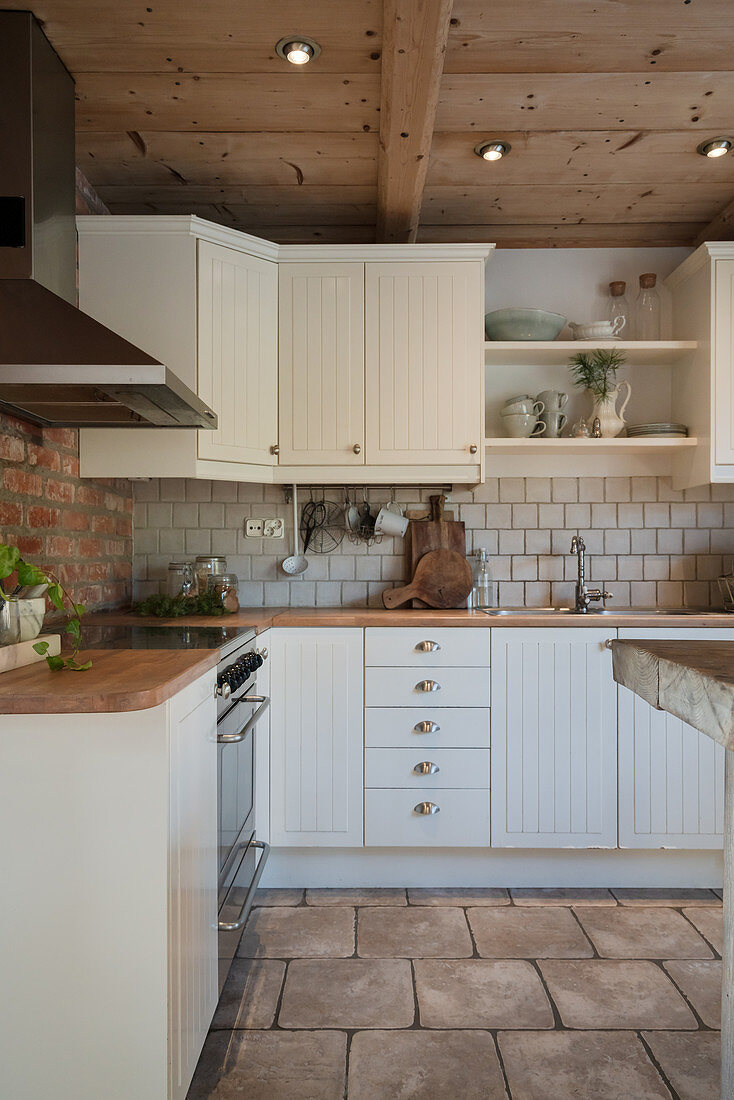 Landhausküche in Weiß mit Holzdecke und Fliesenboden