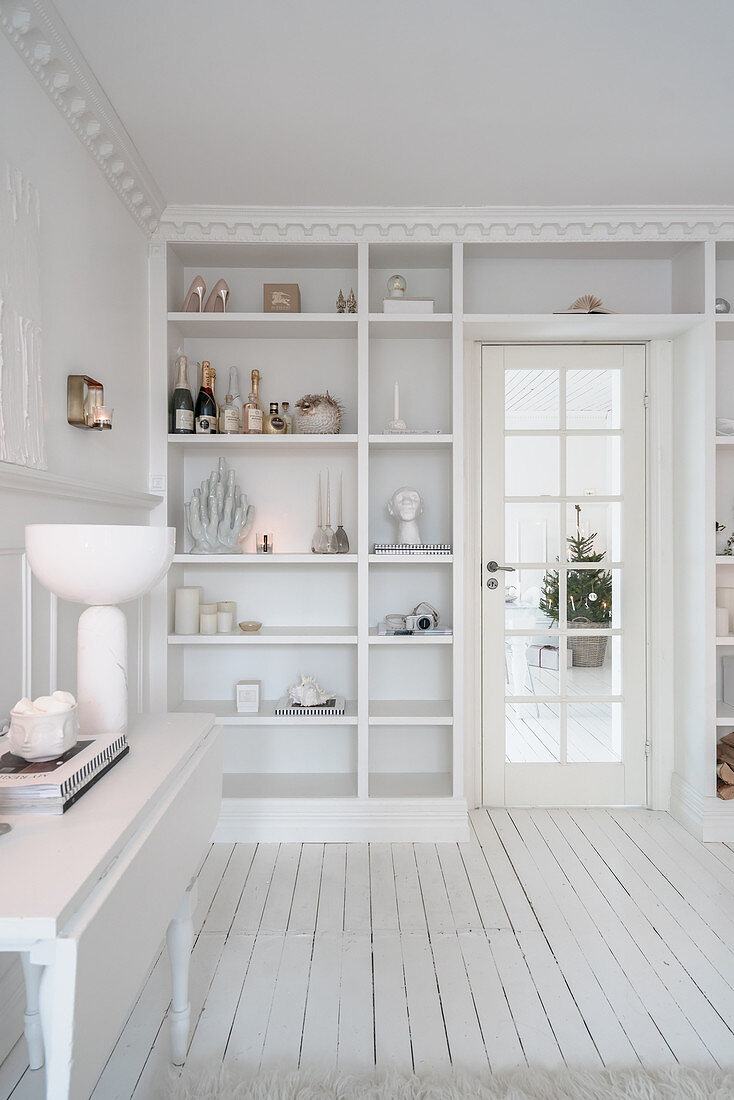 Eingebautes Regal über der Tür im klassischen Wohnzimmer in Weiß