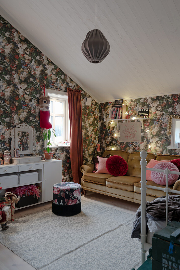 Altes Sofa und Blumentapete im Jugendzimmer im Vintage-Stil