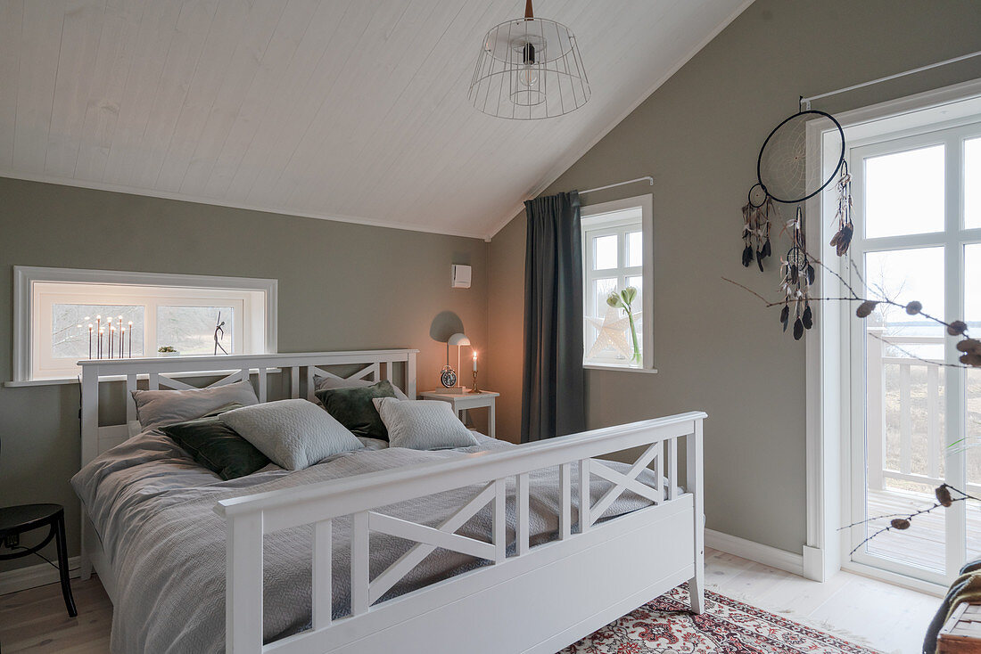 Weißes Bett im Schlafzimmer in Grau mit Balkon