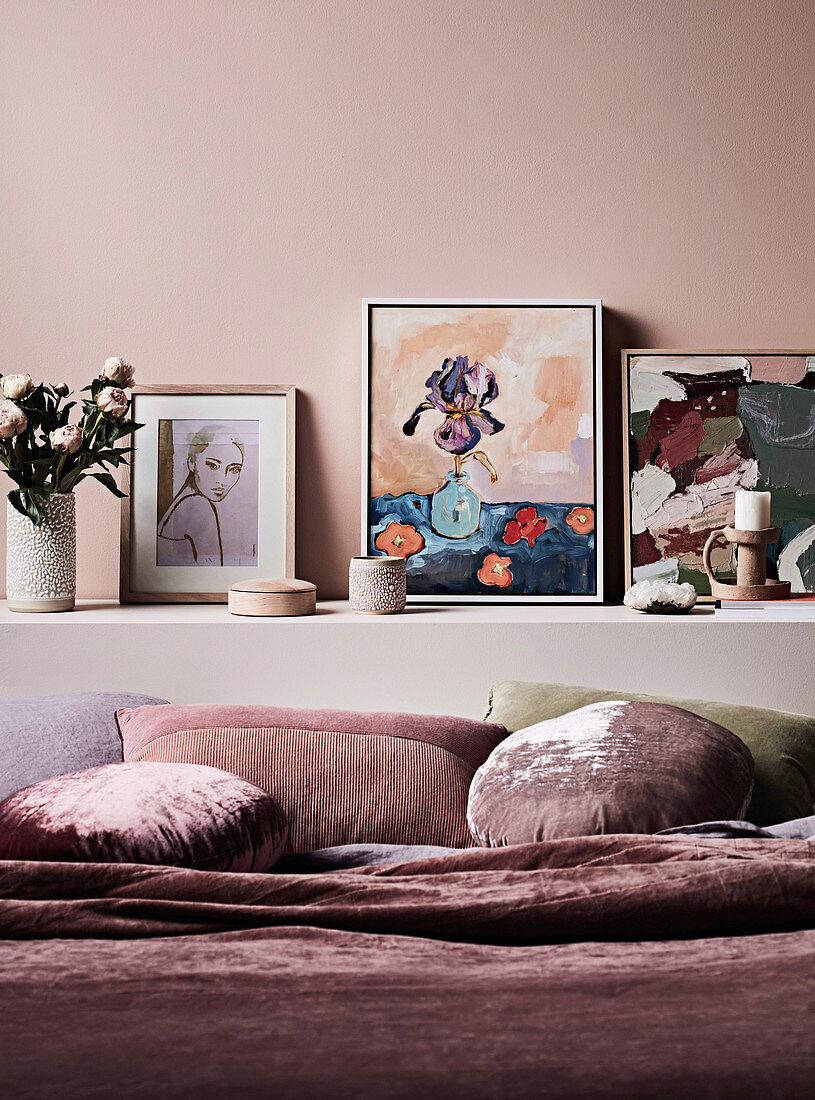 Gemälde auf dem Wandsims hinterm Bett, Schlafzimmer in Altrosa