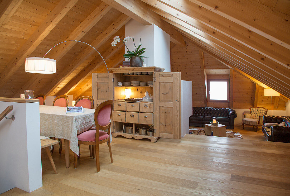 Offener Wohnraum im modernen Bauernhaus mit Dachschräge