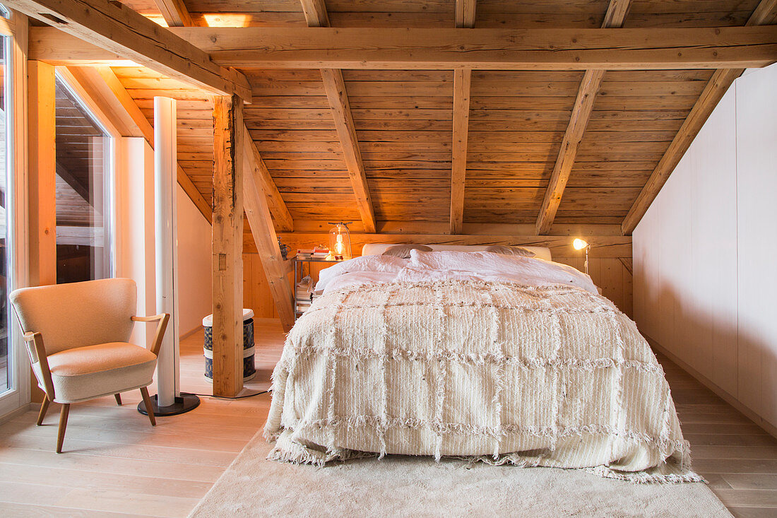 Cosy, country-house-style bedroom in natural shades